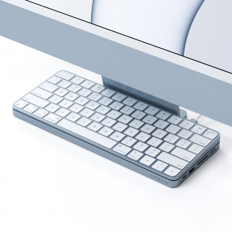 Hub USB-C slim per iMac 24". 2x USB-A 2.0, lettore di schede micro SD. Finitura in alluminio, colore blu