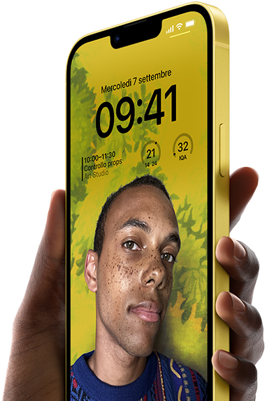 Una mano con un iPhone 14 Plus giallo che mostra una schermata di blocco personalizzata.