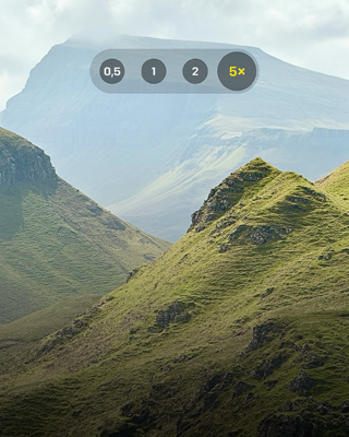 Un panorama di montagna che evidenzia lo zoom ottico più potente mai visto su un iPhone, ora fino a 5x