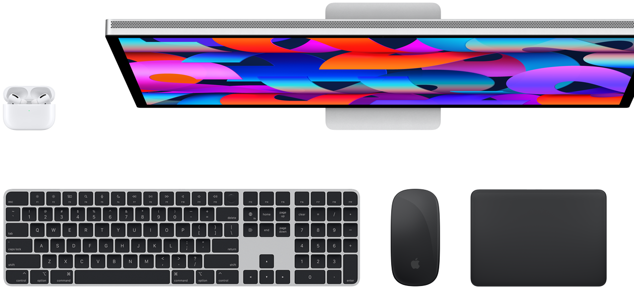 Vista dall’alto di AirPods, Studio Display, Magic Keyboard, Magic Mouse e Magic Trackpad
