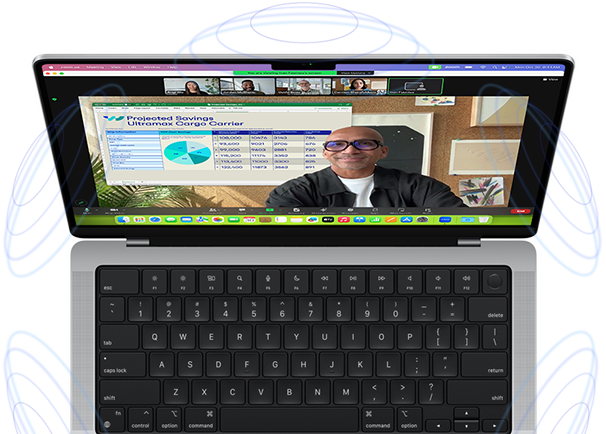 Un MacBook Pro circondato da illustrazioni di cerchi blu che suggeriscono l’effetto 3D dell’audio spaziale; sullo schermo c’è una persona che usa la Modalità sovrapposizione in una videochiamata Zoom per apparire in primo piano rispetto ai contenuti che sta presentando