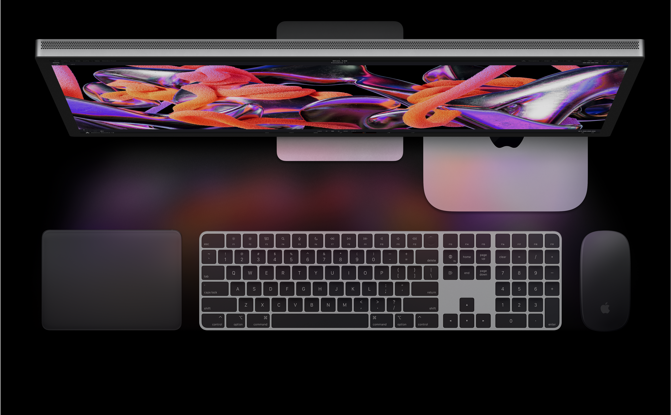 Vista dall’alto di Studio Display, Mac mini, Magic Trackpad, Magic Keyboard e Magic Mouse.