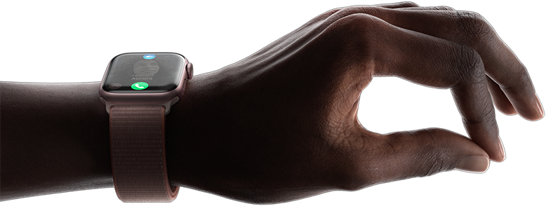Una persona con al polso un Apple Watch Series 9 che mostra il gesto doppio tap unendo il pollice e l’indice della mano